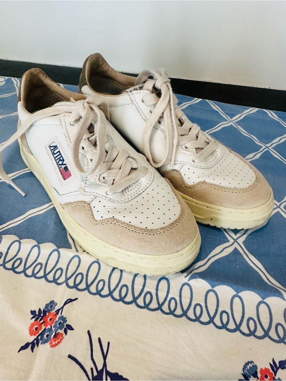 Autry Medalist Beige Suede & White Sneakers